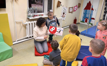 Bibliotekarka czyta dzieciom ksiązkę
