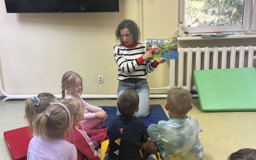 Bibliotekarka czyta dzieciom ksiązkę