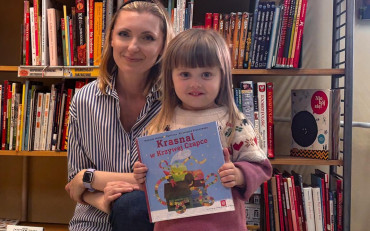 Zdjęcie małej czytelniczki z bibliotekarką