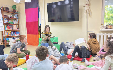 Bibliotekarka czyta dzieciom książkę